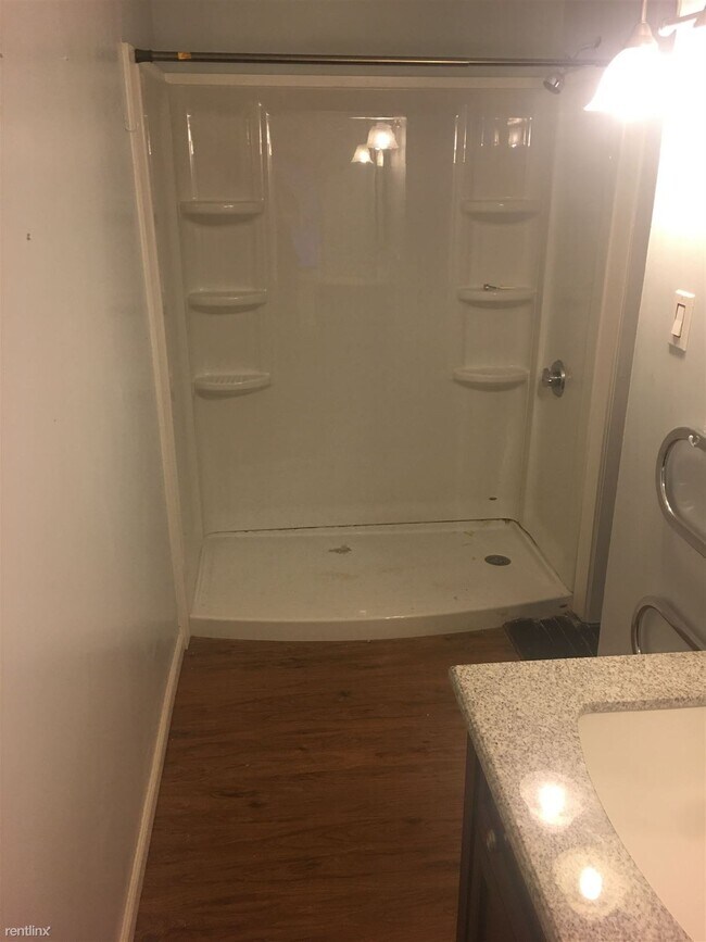 Building Photo - 3 br, 1 bath Duplex - 44 Division St