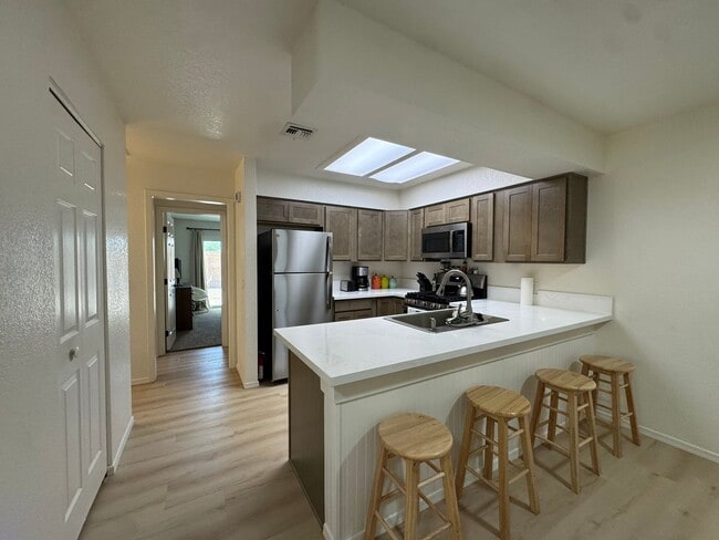 Building Photo - 2444 Lakeside Dr