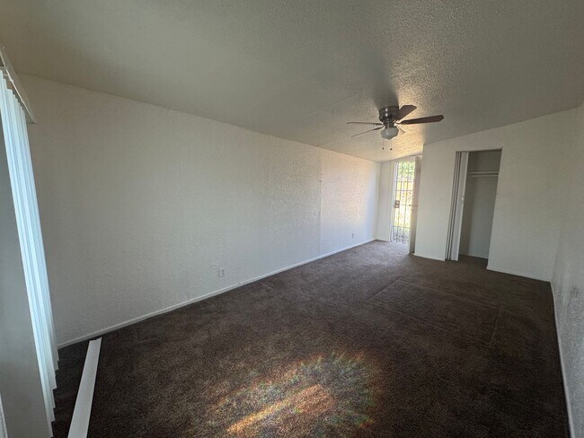 Building Photo - 4006 Mennes Ave