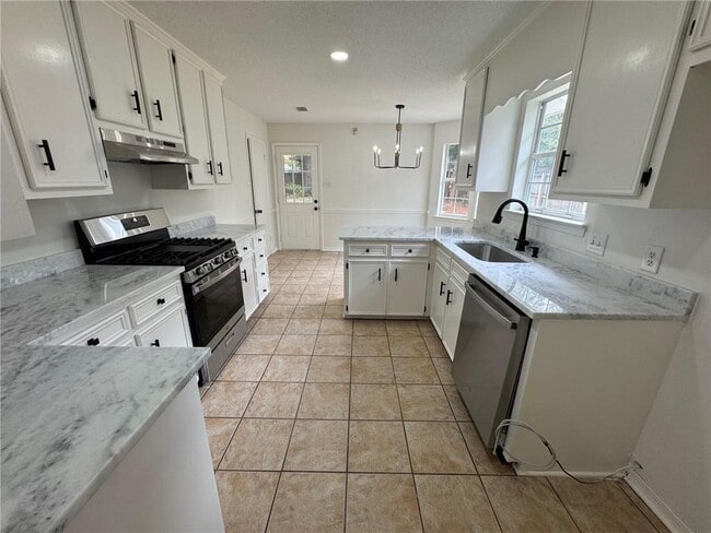 Building Photo - 1117 Pinemont Dr