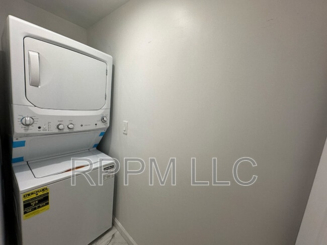Building Photo - 659 Nassau St