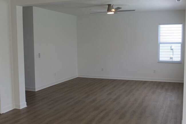 Building Photo - Available Now! Brand New 5 BR Lennar Home ...