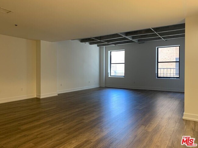 Building Photo - 727 W 7th St