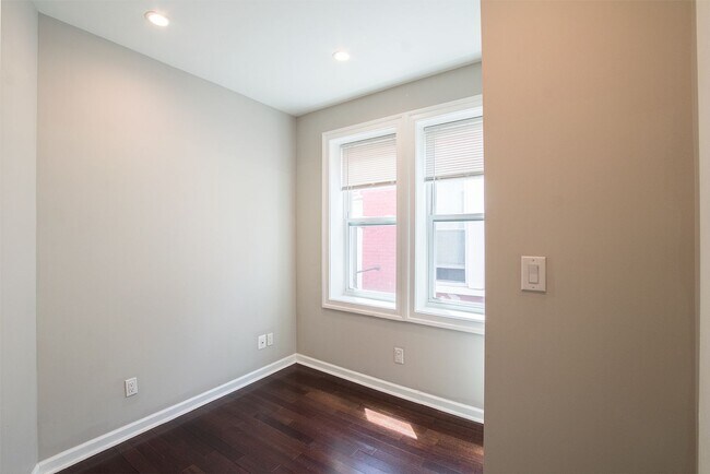 Building Photo - 723 S 56th St