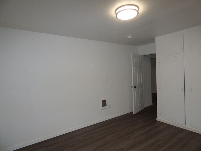 Building Photo - 4772/4776/4782 Sunnyview Rd NE Salem, OR 97305