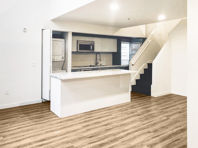 Building Photo - 1944 State St