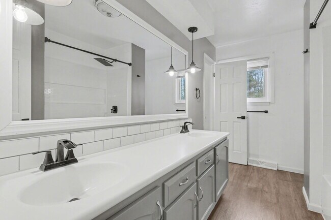 Building Photo - Beautifully Updated 4-bedroom, 2-bathroom Rental Property- $2100/Month