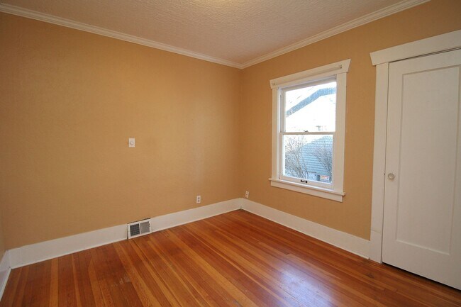 Building Photo - Adorable 2++ Bedroom, 2 Bath Brooklyn Bungalow - steps to MAX line