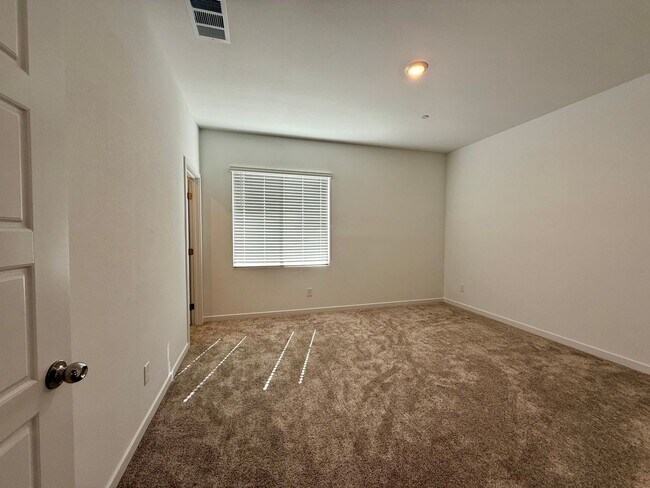 Building Photo - 4 BED 3.5 BATH 2 CAR GARAGE HOME w/ LOFT, ...