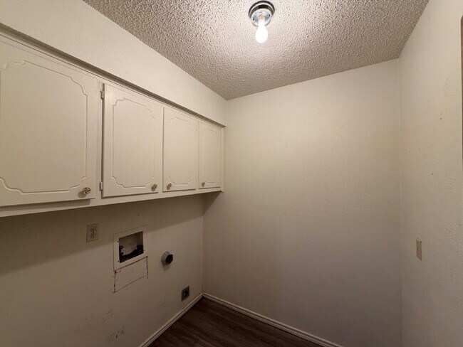 Building Photo - Spacious Home Across the Street from Leftwich Park & Next Block From The Elementary!