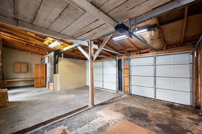 Building Photo - Centrally Located Home With Unbelievable C...