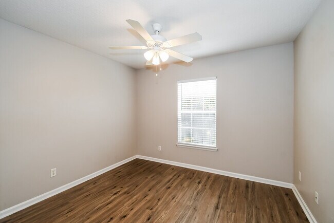 Building Photo - 2285 Brian Lakes Dr E