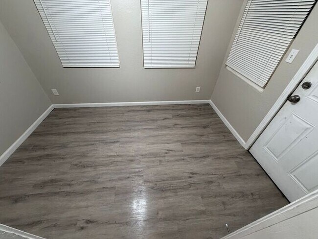 Building Photo - Versatile and inviting home