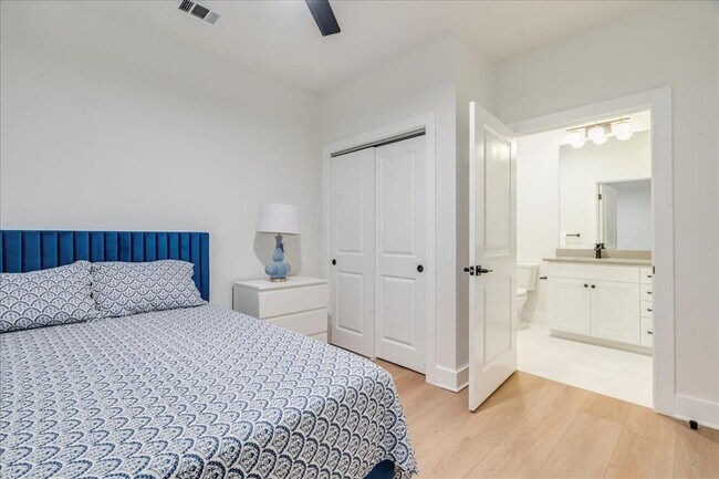 Building Photo - 3000 Duval St