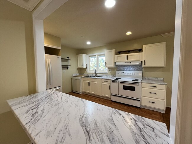 Building Photo - Classic Comfort: 3-Bed, 1.5-Bath Home with Covered Patio & Deck