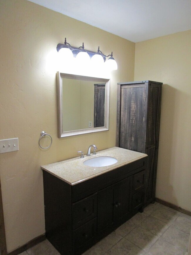Building Photo - 2 Story House, 4 Bedrooms + Bonus Room in Ochoco West - Water/Sewer Provided - Available Now!