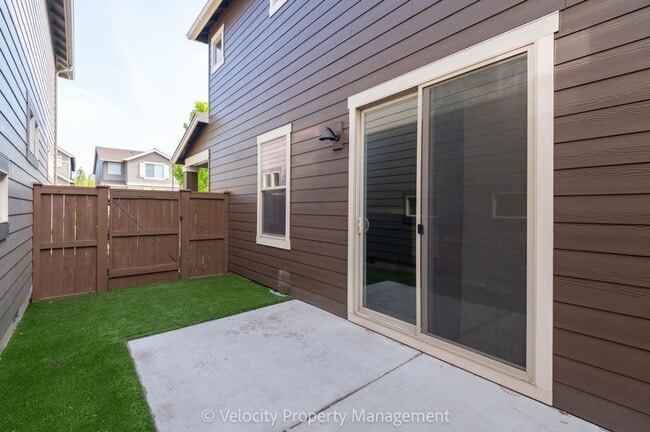 Building Photo - Lovely 3 bedroom, 2.5 bathroom home plus a...