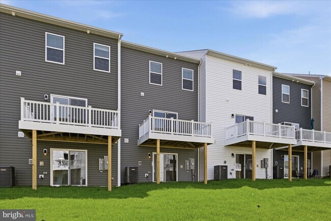 Building Photo - 122 Bowers St