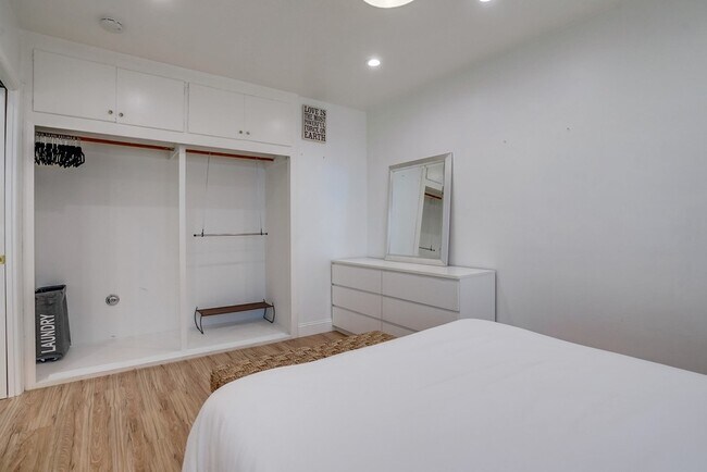 Building Photo - 12042 Sylvester St