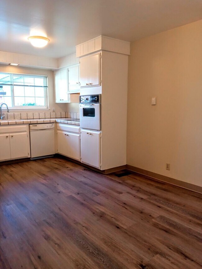 Building Photo - Charming 2bd Duplex With Private Yard & Garage