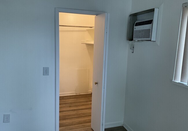 Building Photo - 719 E Walled Lake Dr