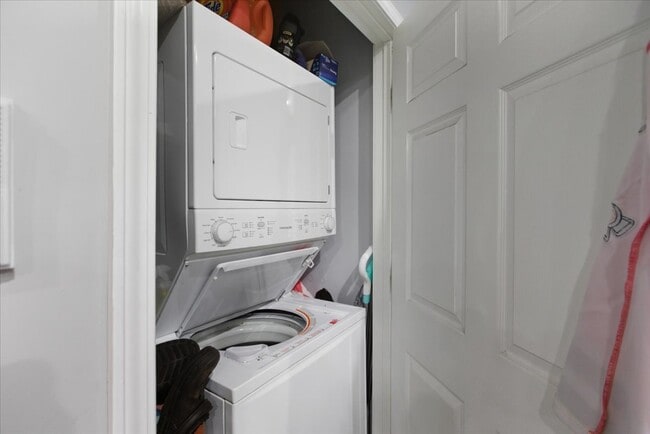 Building Photo - 518 N May St