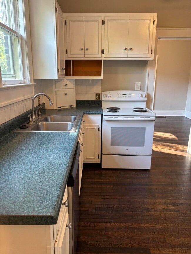 Building Photo - 41 W Charlotte Ave