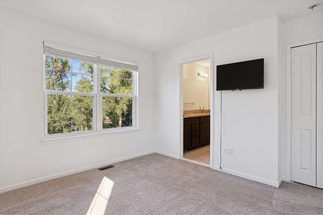 Building Photo - 525 Jenny Wy