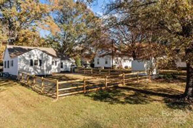 Building Photo - Remodeled Bungalow 3b,2ba, fenced yard - C...