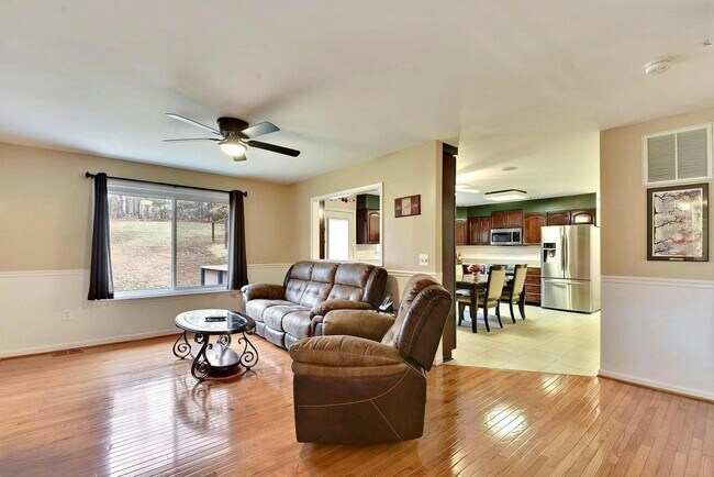 Building Photo - 13440 Carriage Hill Dr