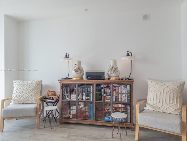 Building Photo - 999 SW 1st Ave