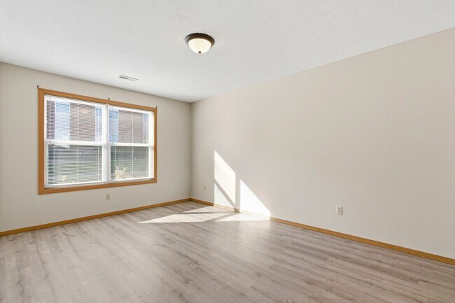 Building Photo - 2835 S Nettleton Ave