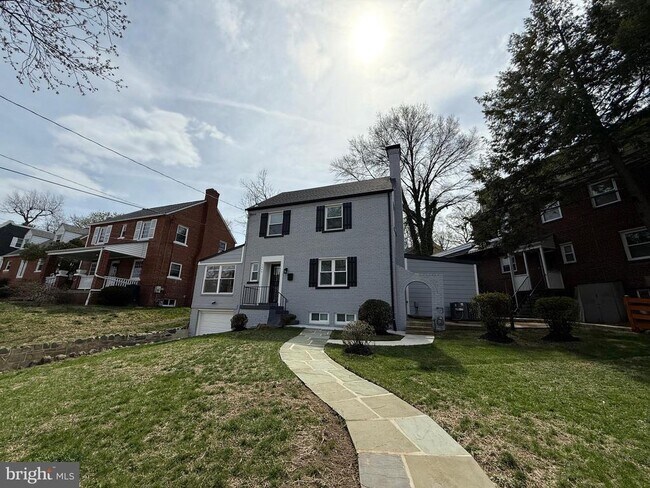 Building Photo - 3405 Carpenter St SE