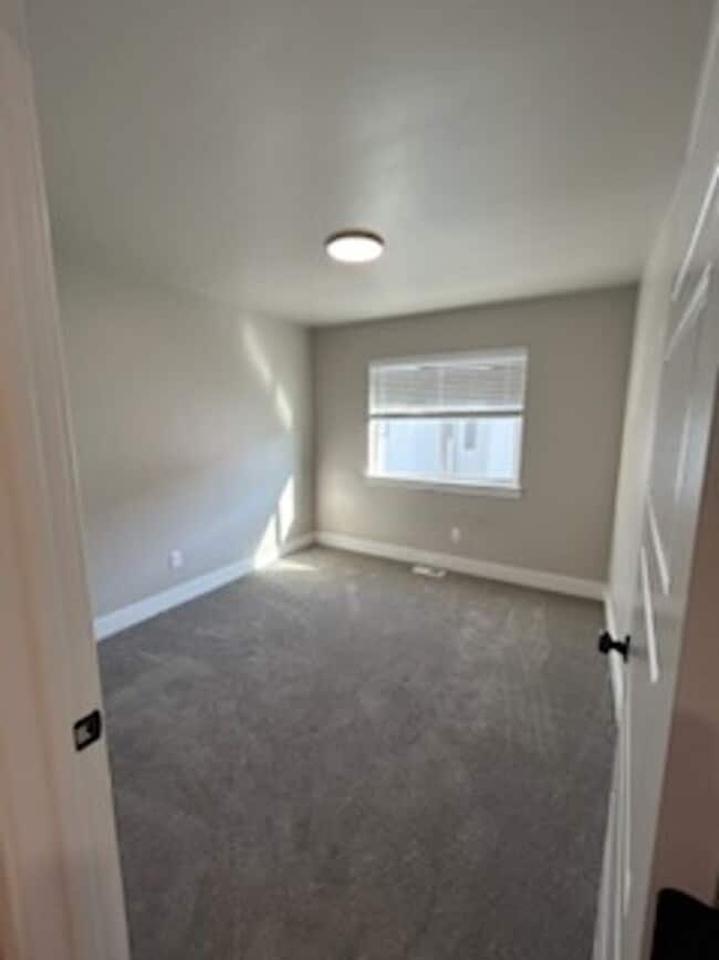 Building Photo - Hummingbird Townhome