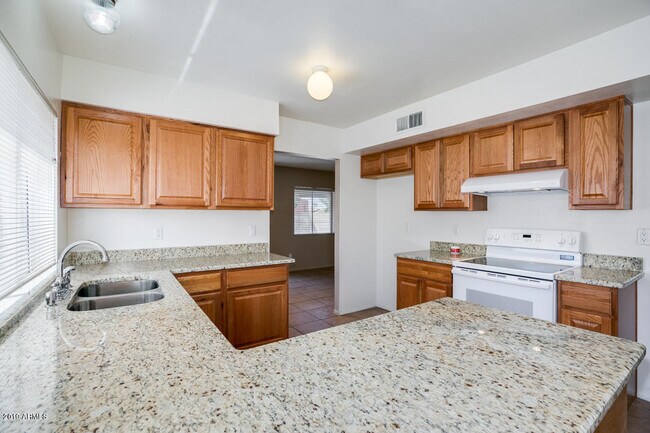 Building Photo - 10640 N 66th Ave