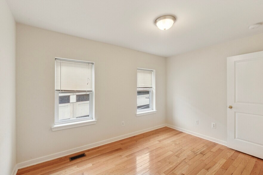 Building Photo - 1740 N Sydenham St