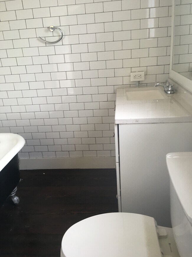 Building Photo - 935 N Roman St