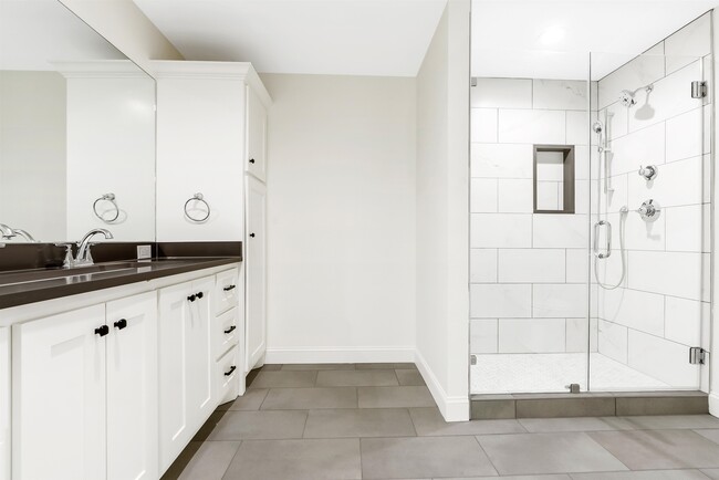 Building Photo - 503 W Sallier St