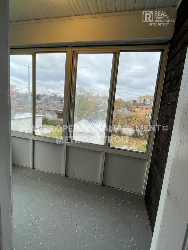 Building Photo - UPDATED TRADITIONAL COLONIAL