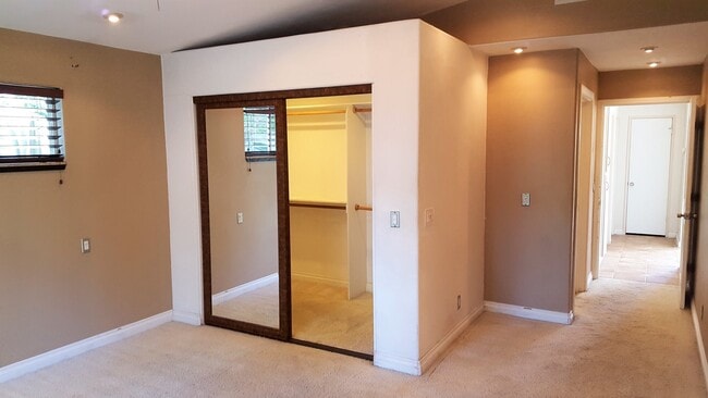 Building Photo - Updated 3 Bedroom, 3 Bathroom Garden House...