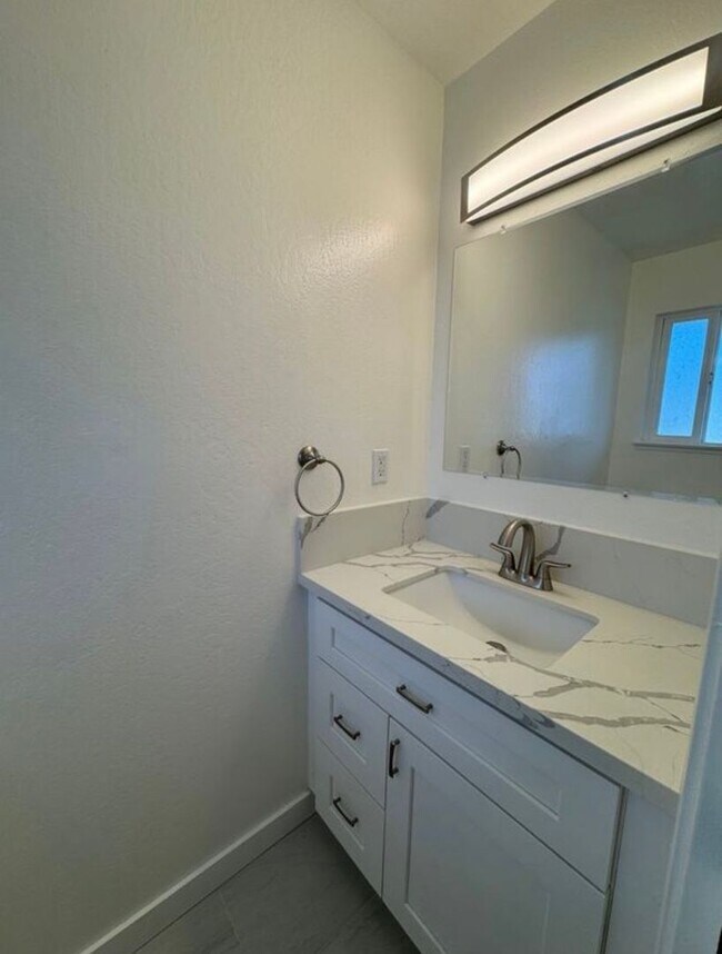 Building Photo - 455 Plum St