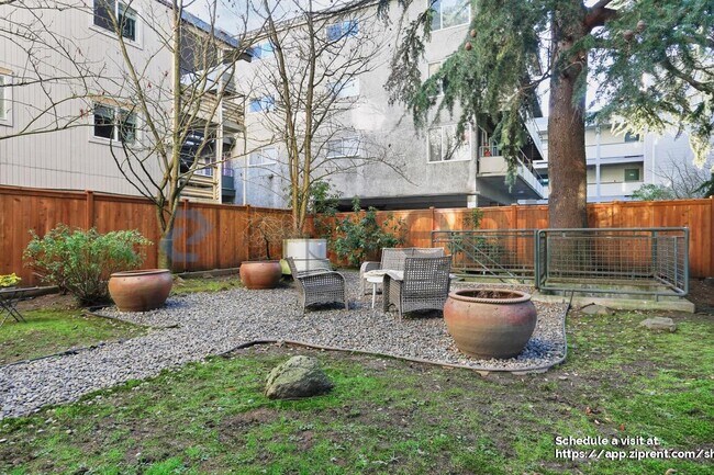 Building Photo - 717 E Denny Way