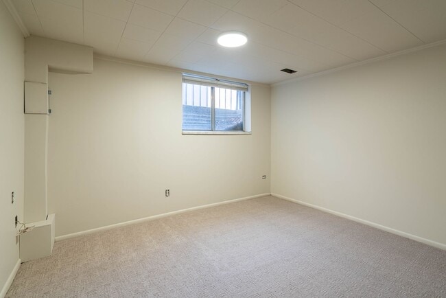 Building Photo - Spacious 2 Bed Basement Apartment