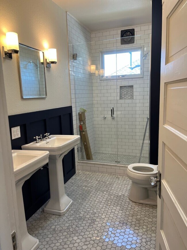 Building Photo - Update 1900's Home with 4 Bedrooms