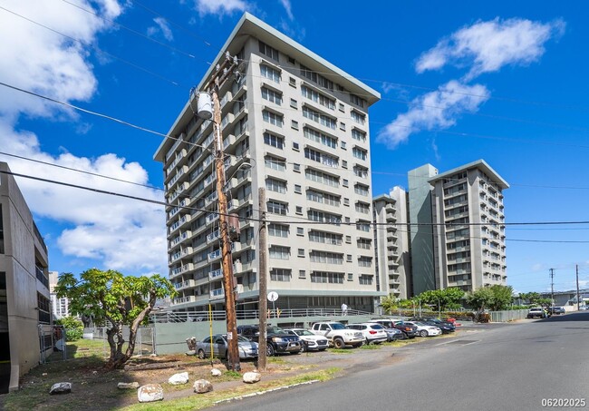 Primary Photo - $2400 / 2 BD, 1 BA, 1 parking Condo in Hon...