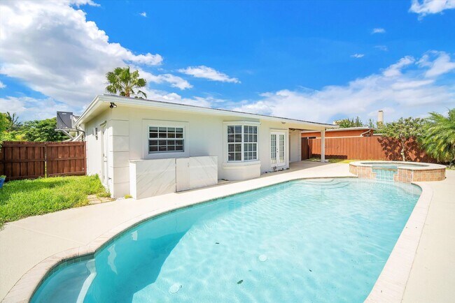 Building Photo - Beautiful house on the water with a pool
