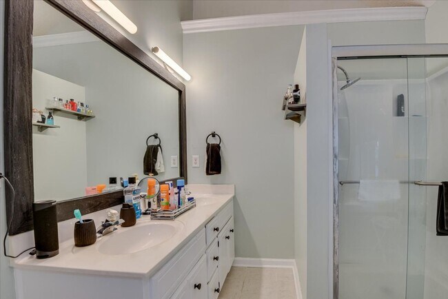 Building Photo - 4 bedroom 2.5 bath home on the water with ...