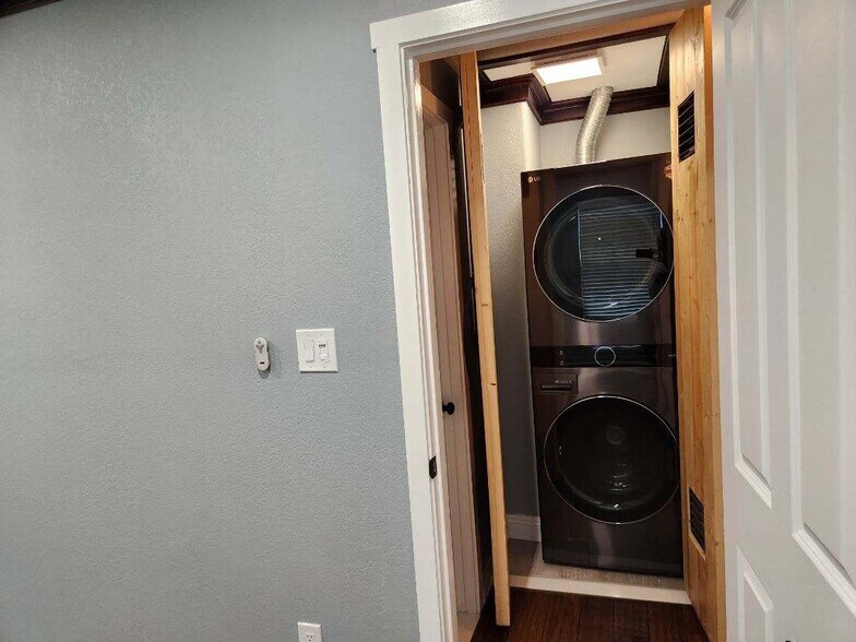 Building Photo - 703 42nd St