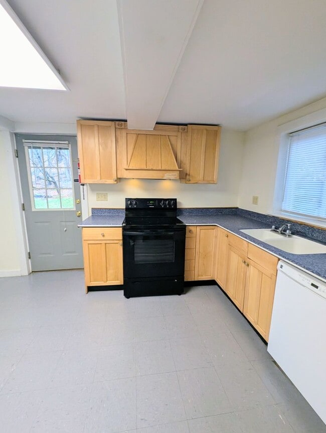 Building Photo - 3 bedroom, single family home