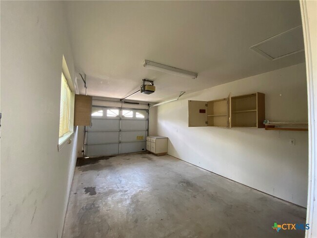 Building Photo - 570 Beverly Ln